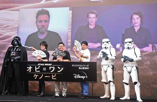 ヘイデン・クリステンセン、ダース・ベイダーと日本語で書かれた扇子に大興奮！（9枚目）