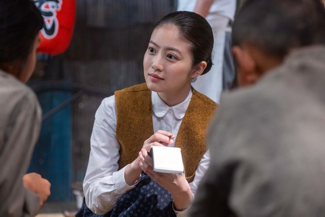 家族と嵩（北村匠海）の無事を祈り…「あんぱん」第17週「あなたの二倍あなたを好き」第83回：フォトギャラリー