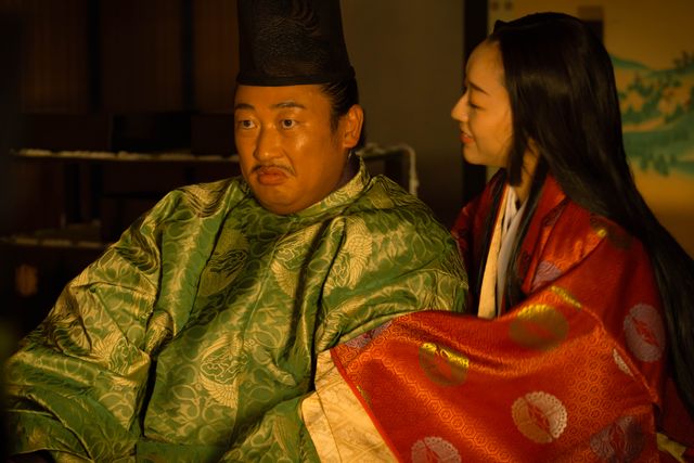 「光る君へ」道隆の横暴に愚痴るロバート秋山・実資　第14回場面写真（2枚目）