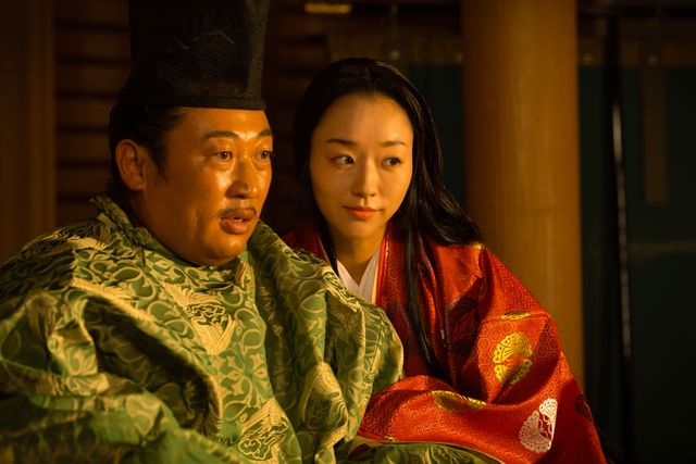 「光る君へ」道隆の横暴に愚痴るロバート秋山・実資　第14回場面写真（3枚目）