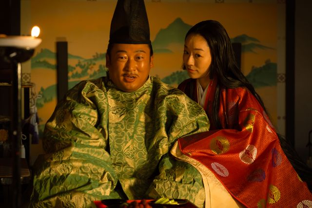 「光る君へ」道隆の横暴に愚痴るロバート秋山・実資　第14回場面写真（4枚目）