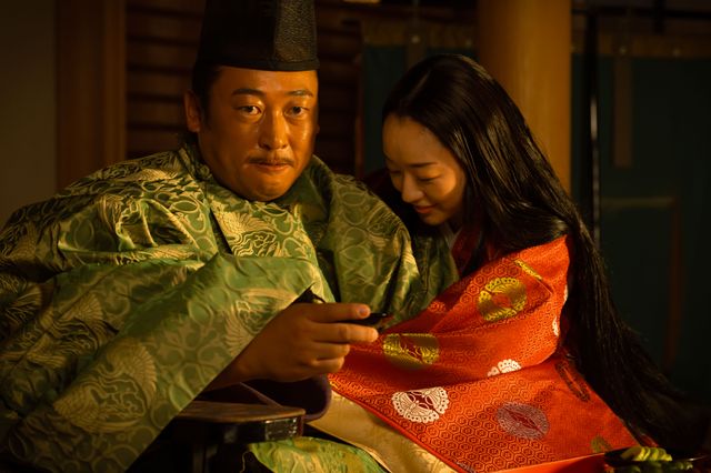 「光る君へ」道隆の横暴に愚痴るロバート秋山・実資　第14回場面写真（5枚目）