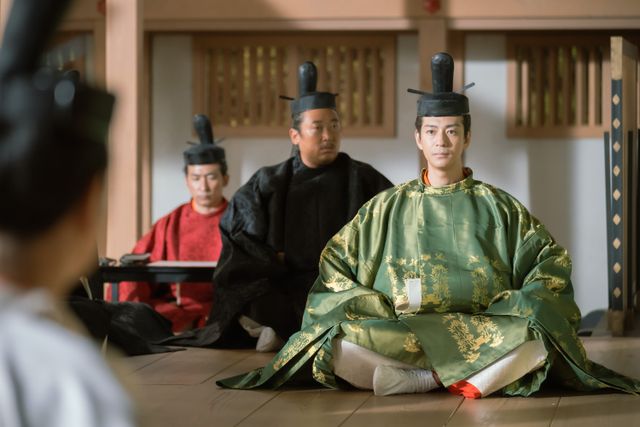 「光る君へ」道隆の横暴に愚痴るロバート秋山・実資　第14回場面写真（6枚目）