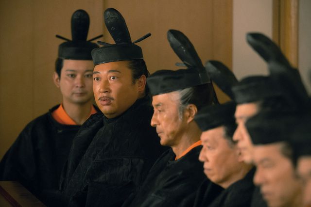 「光る君へ」道隆の横暴に愚痴るロバート秋山・実資　第14回場面写真（7枚目）