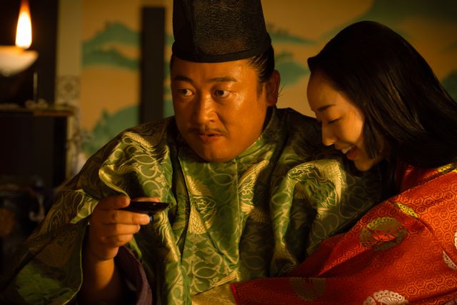 「光る君へ」道隆の横暴に愚痴るロバート秋山・実資　第14回場面写真（8枚目）