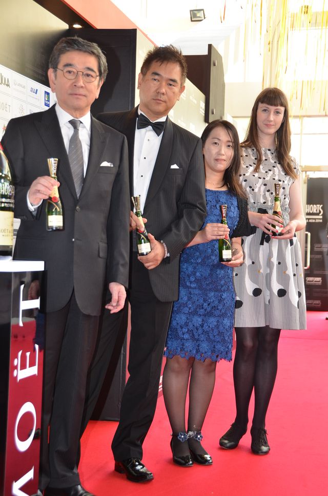 有村架純、キュートなワンピで登場！レッドカーペット＆アワードセレモニー写真ギャラリー（2枚目）