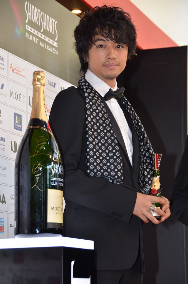 有村架純、キュートなワンピで登場！レッドカーペット＆アワードセレモニー写真ギャラリー（14枚目）