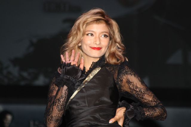 ローラ、ドラキュライメージのセクシー衣装！フォトギャラリー（5枚目）