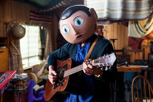 注:この人はマイケル・ファスベンダーです 映画『FRANK -フランク-』フォトギャラリー(8枚目)