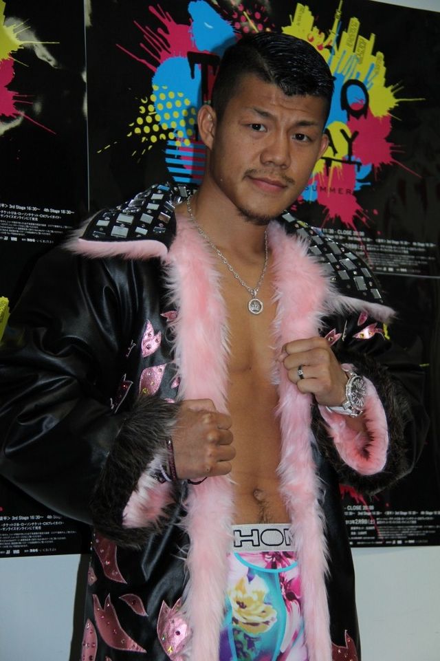 亀田興毅、「東京ランウェイ」に下着モデルとして登場！　女子ファン見守る中、花柄パンツ一丁で　画像ギャラリー（2枚目）