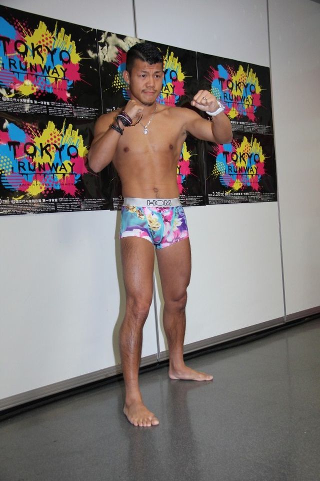 亀田興毅、「東京ランウェイ」に下着モデルとして登場！　女子ファン見守る中、花柄パンツ一丁で　画像ギャラリー（4枚目）