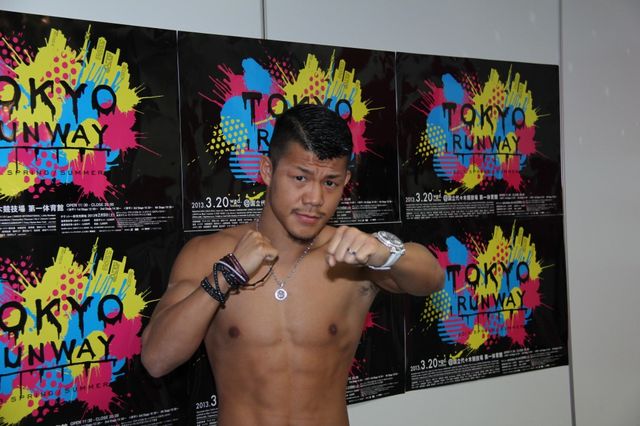 亀田興毅、「東京ランウェイ」に下着モデルとして登場！　女子ファン見守る中、花柄パンツ一丁で　画像ギャラリー（6枚目）