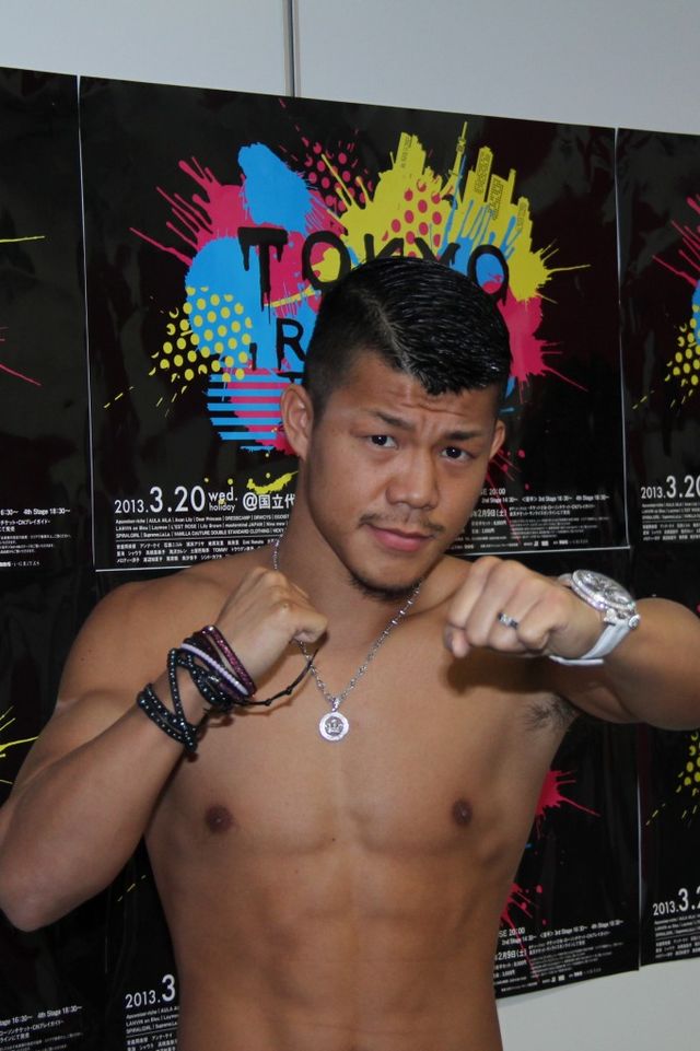 亀田興毅、「東京ランウェイ」に下着モデルとして登場！　女子ファン見守る中、花柄パンツ一丁で　画像ギャラリー（7枚目）