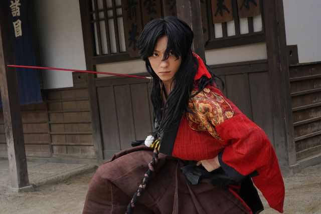 鈴木拡樹を見つめる安井謙太郎…映画『死神遣いの事件帖　傀儡夜曲』場面カット（2枚目）