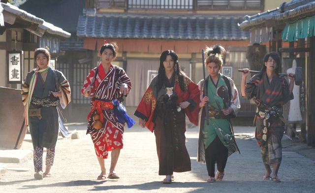 鈴木拡樹を見つめる安井謙太郎…映画『死神遣いの事件帖　傀儡夜曲』場面カット（3枚目）