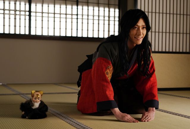 鈴木拡樹を見つめる安井謙太郎…映画『死神遣いの事件帖　傀儡夜曲』場面カット（4枚目）