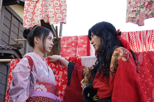 鈴木拡樹を見つめる安井謙太郎…映画『死神遣いの事件帖　傀儡夜曲』場面カット（5枚目）