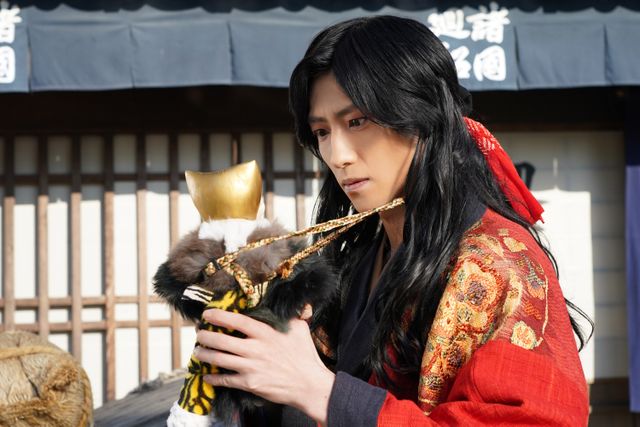 鈴木拡樹を見つめる安井謙太郎…映画『死神遣いの事件帖　傀儡夜曲』場面カット（6枚目）