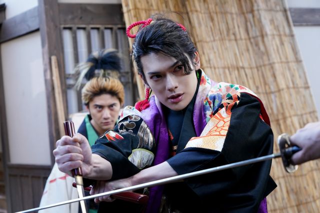 鈴木拡樹を見つめる安井謙太郎…映画『死神遣いの事件帖　傀儡夜曲』場面カット（8枚目）