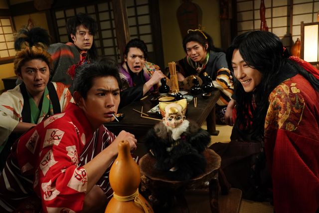 鈴木拡樹を見つめる安井謙太郎…映画『死神遣いの事件帖　傀儡夜曲』場面カット（10枚目）