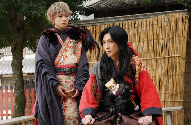 鈴木拡樹を見つめる安井謙太郎…映画『死神遣いの事件帖　傀儡夜曲』場面カット（11枚目）