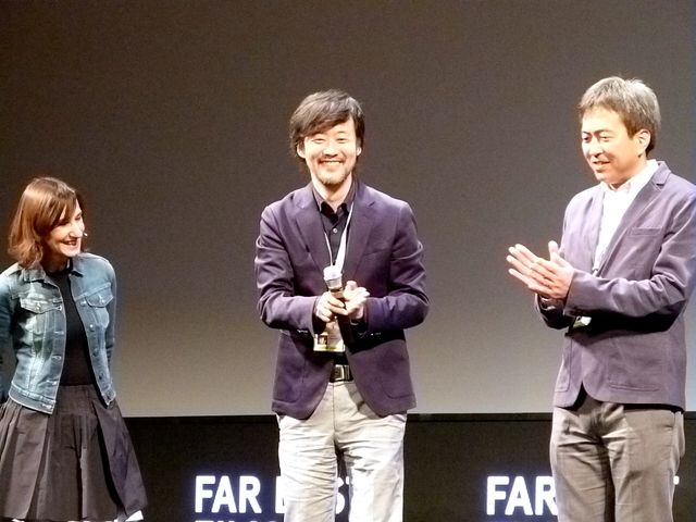 手に書いたイタリア語を読みながらあいさつした山崎貴監督！第17回ウディネ・ファーイースト映画祭『寄生獣』『寄生獣　完結編』“イッキ見上映”舞台あいさつ【フォトギャラリー】（4枚目）