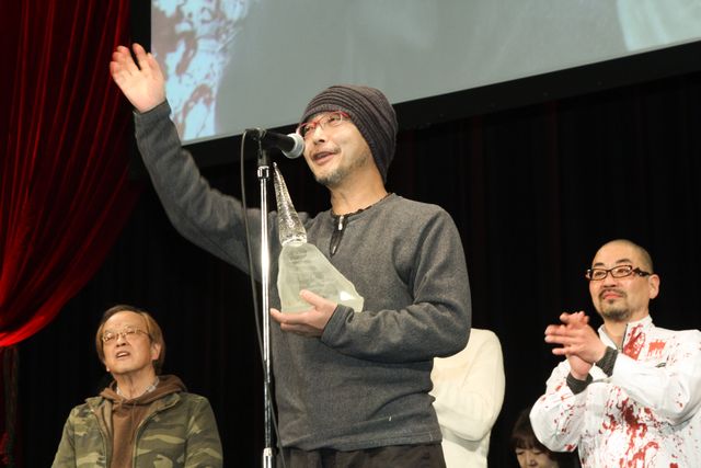 「ゆうばり国際ファンタスティック映画祭2015」の授賞式にてオフシアター・コンペティション部門グランプリを受賞した森川圭監督