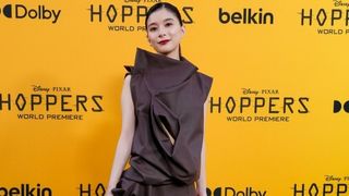 芳根京子、ピクサー新作ワールドプレミア登場　“ビーバー色”ドレスでグリーンカーペット彩る