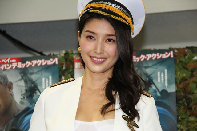 橋本マナミ、セクシーなミリタリー衣装！スタイル抜群フォトギャラリー（4枚目）