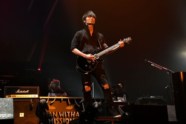 綾野剛がギターを手に！ま、まさか！マンウィズとスペシャルセッション【写真多数】：フォトギャラリー