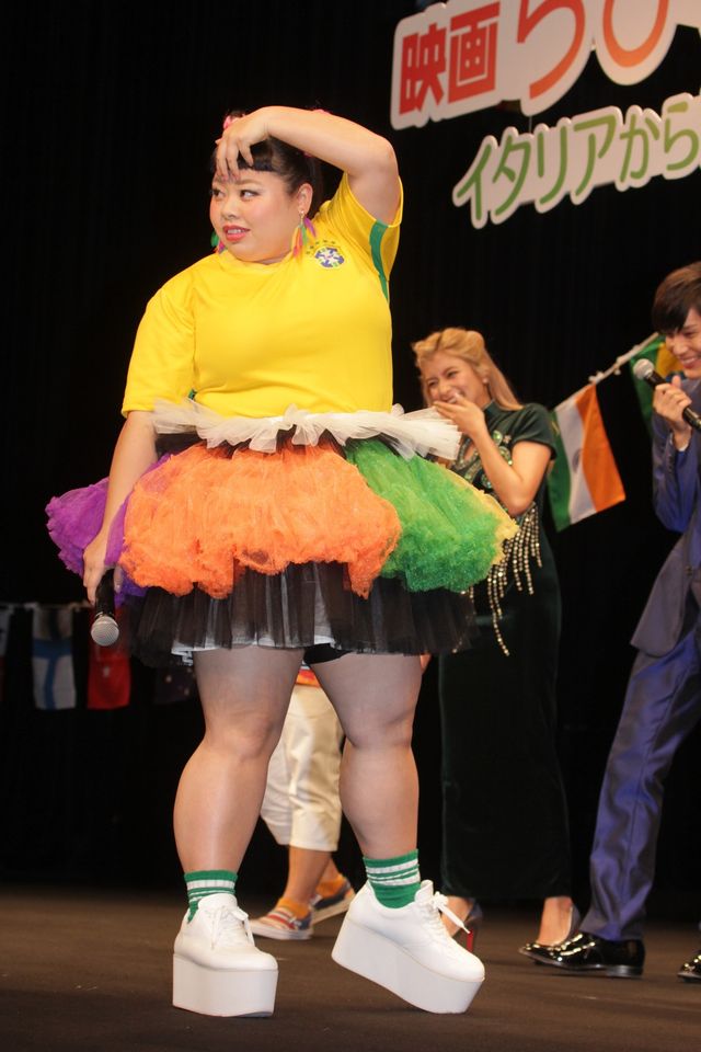 ローラと渡辺直美がセクシー対決？『映画ちびまる子ちゃん　イタリアから来た少年』舞台あいさつフォトギャラリー（3枚目）