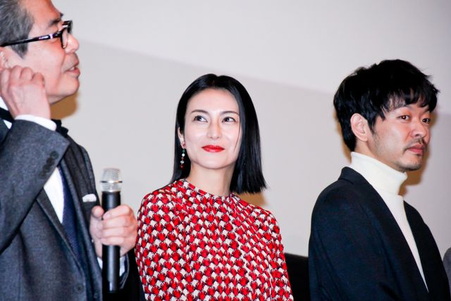 柴咲コウ、かわいい猫を抱っこ!『ねことじいちゃん』完成披露試写会:フォトギャラリー