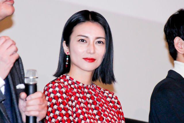 柴咲コウ、かわいい猫を抱っこ！『ねことじいちゃん』完成披露試写会（2枚目）