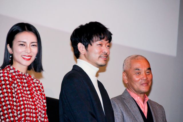 柴咲コウ、かわいい猫を抱っこ！『ねことじいちゃん』完成披露試写会（3枚目）