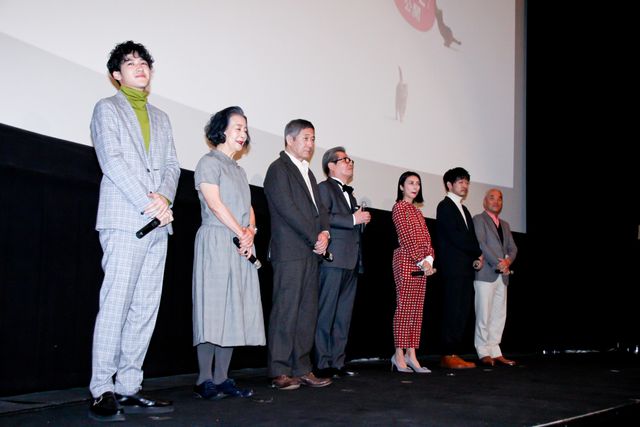 柴咲コウ、かわいい猫を抱っこ！『ねことじいちゃん』完成披露試写会（6枚目）