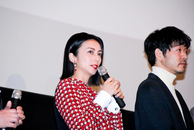 柴咲コウ、かわいい猫を抱っこ！『ねことじいちゃん』完成披露試写会（7枚目）