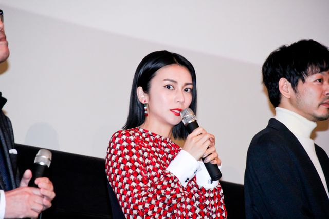 柴咲コウ、かわいい猫を抱っこ！『ねことじいちゃん』完成披露試写会（8枚目）