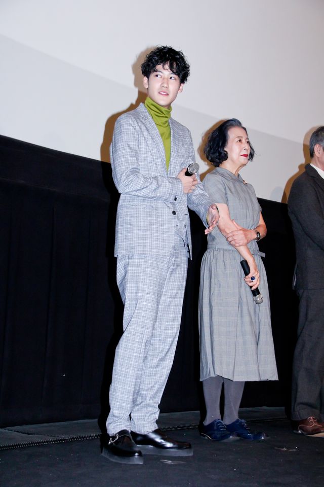 柴咲コウ、かわいい猫を抱っこ！『ねことじいちゃん』完成披露試写会（12枚目）