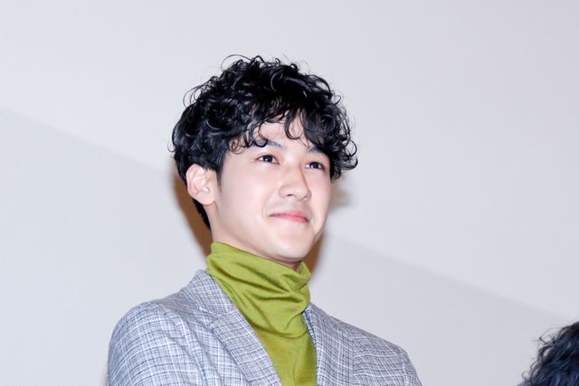 柴咲コウ、かわいい猫を抱っこ！『ねことじいちゃん』完成披露試写会（13枚目）