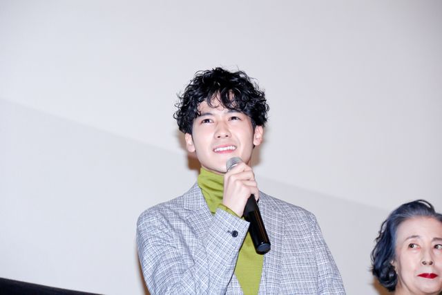 柴咲コウ、かわいい猫を抱っこ！『ねことじいちゃん』完成披露試写会（14枚目）