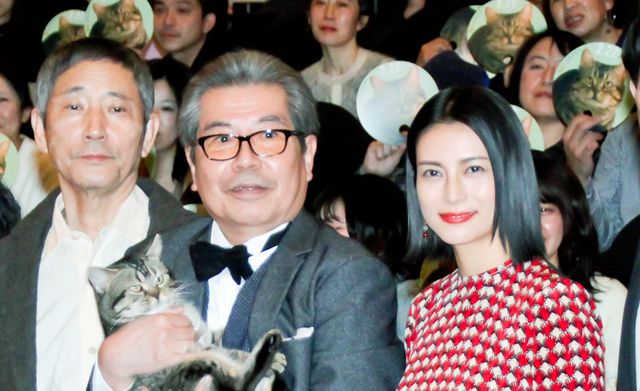 柴咲コウ、かわいい猫を抱っこ！『ねことじいちゃん』完成披露試写会（19枚目）