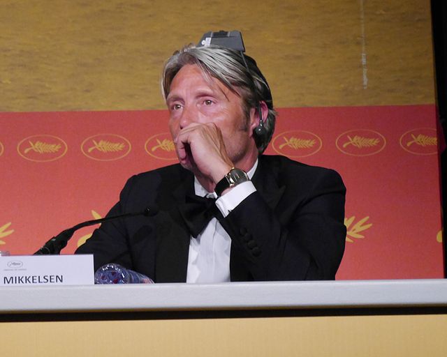 同時通訳のヘッドセットを逆につけ、耳みたいにしていたマッツ・ミケルセン写真ギャラリー:フォトギャラリー