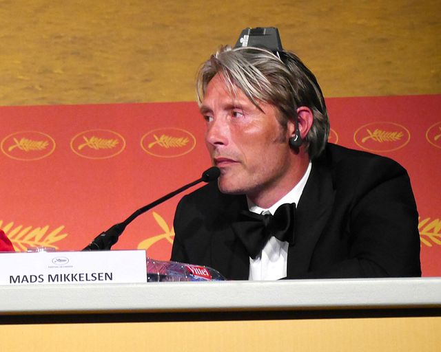 同時通訳のヘッドセットを逆につけ、耳みたいにしていたマッツ・ミケルセン写真ギャラリー（2枚目）