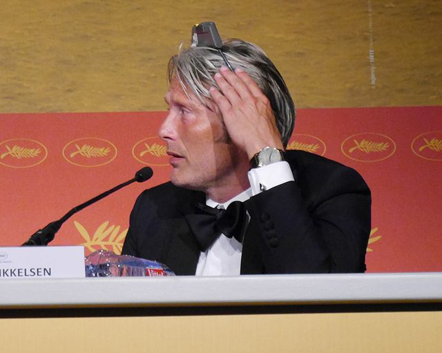 同時通訳のヘッドセットを逆につけ、耳みたいにしていたマッツ・ミケルセン写真ギャラリー（3枚目）