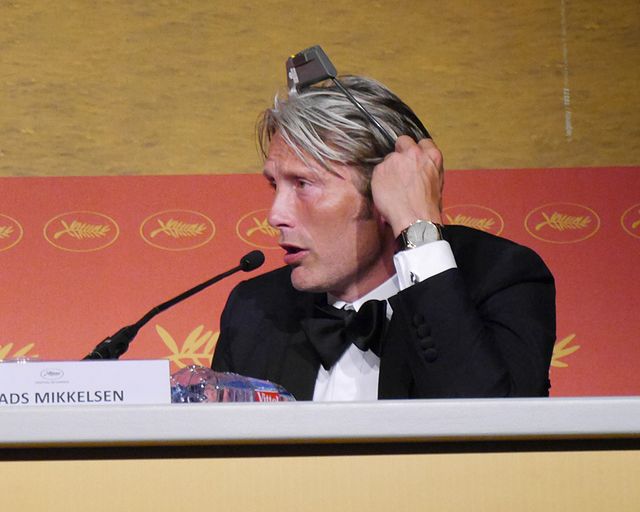 同時通訳のヘッドセットを逆につけ、耳みたいにしていたマッツ・ミケルセン写真ギャラリー（4枚目）