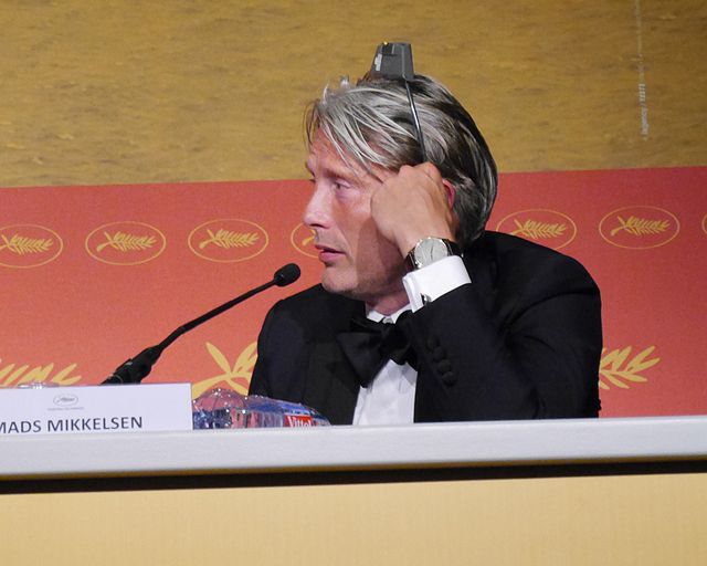 同時通訳のヘッドセットを逆につけ、耳みたいにしていたマッツ・ミケルセン写真ギャラリー（5枚目）