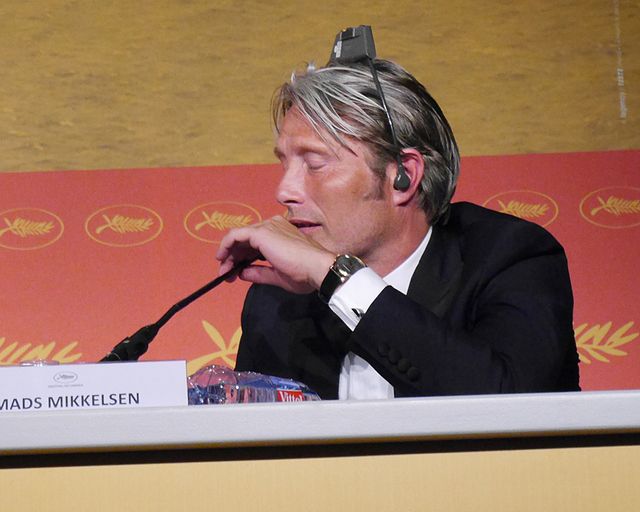 同時通訳のヘッドセットを逆につけ、耳みたいにしていたマッツ・ミケルセン写真ギャラリー（6枚目）