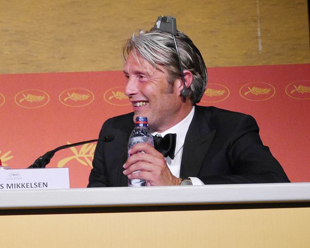 同時通訳のヘッドセットを逆につけ、耳みたいにしていたマッツ・ミケルセン写真ギャラリー（7枚目）