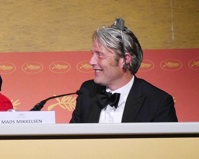 同時通訳のヘッドセットを逆につけ、耳みたいにしていたマッツ・ミケルセン写真ギャラリー（8枚目）