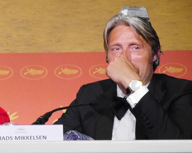 同時通訳のヘッドセットを逆につけ、耳みたいにしていたマッツ・ミケルセン写真ギャラリー（9枚目）